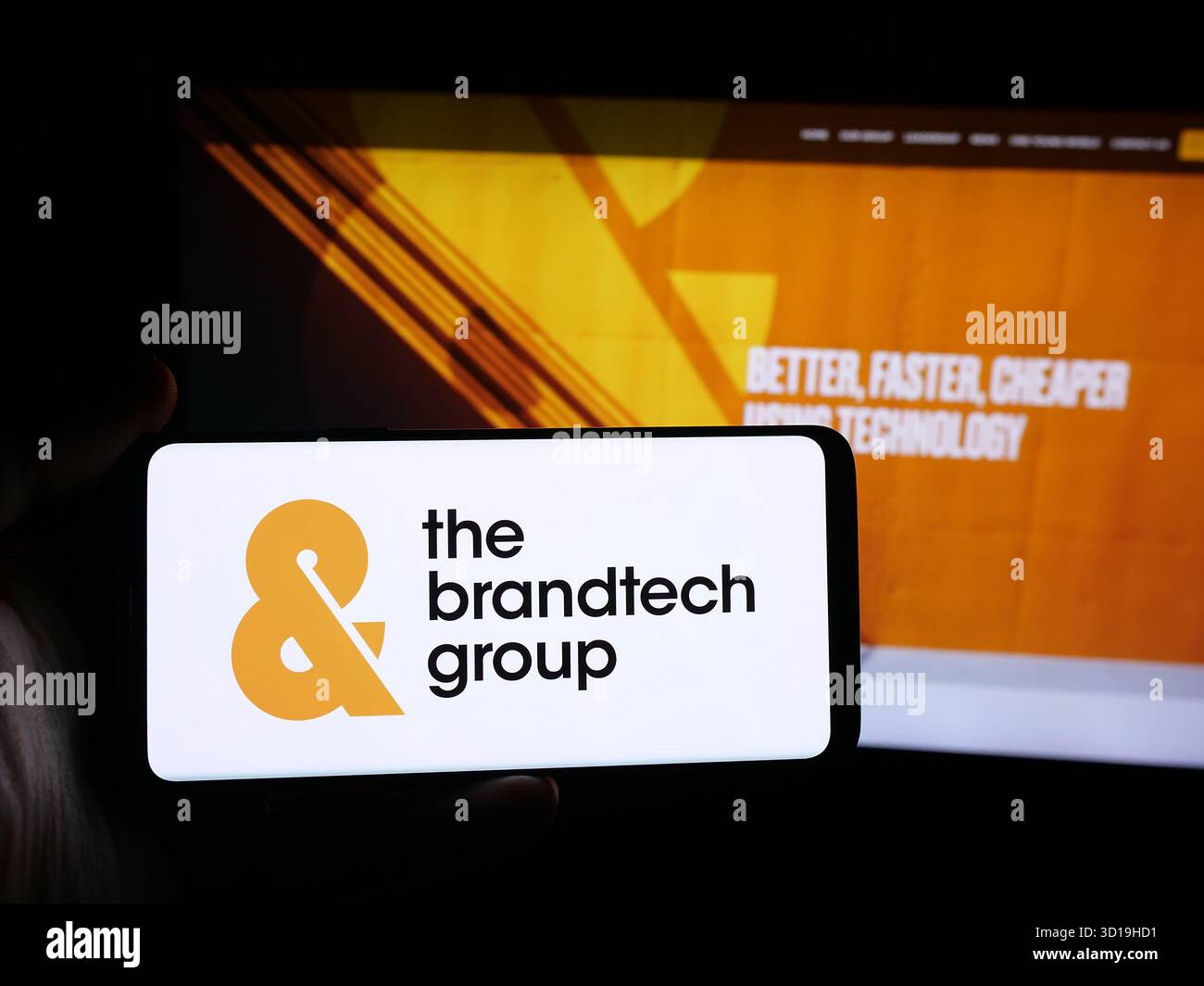 Stuttgart, Allemagne - 10-22-2025 : personne tenant un smartphone avec le logo de la société de marketing américaine Brandtech Group LLC sur l'écran devant le site Web. Banque D'Images