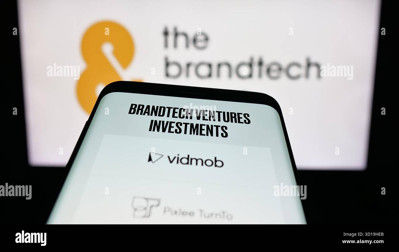 Stuttgart, Allemagne - 10-22-2025 : téléphone portable avec le site Web de la société de marketing américaine Brandtech Group LLC sur l'écran devant le logo. Banque D'Images