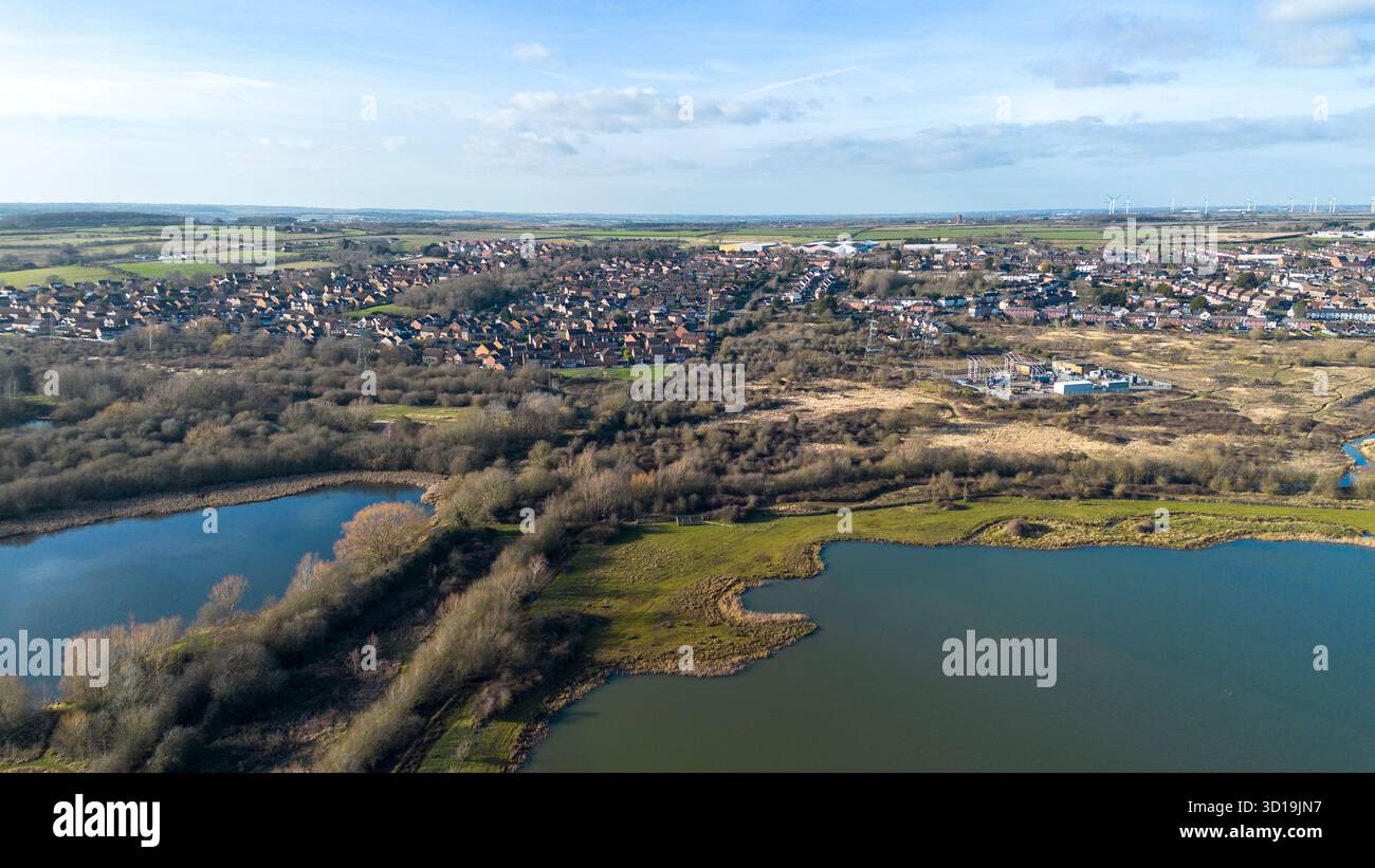 Vue par drone sur les terres humides de Nene et les lacs Irthlingborough, montrant les lacs et les prairies du Northamptonshire, en Angleterre. Higham Ferrers en arrière-plan. Banque D'Images