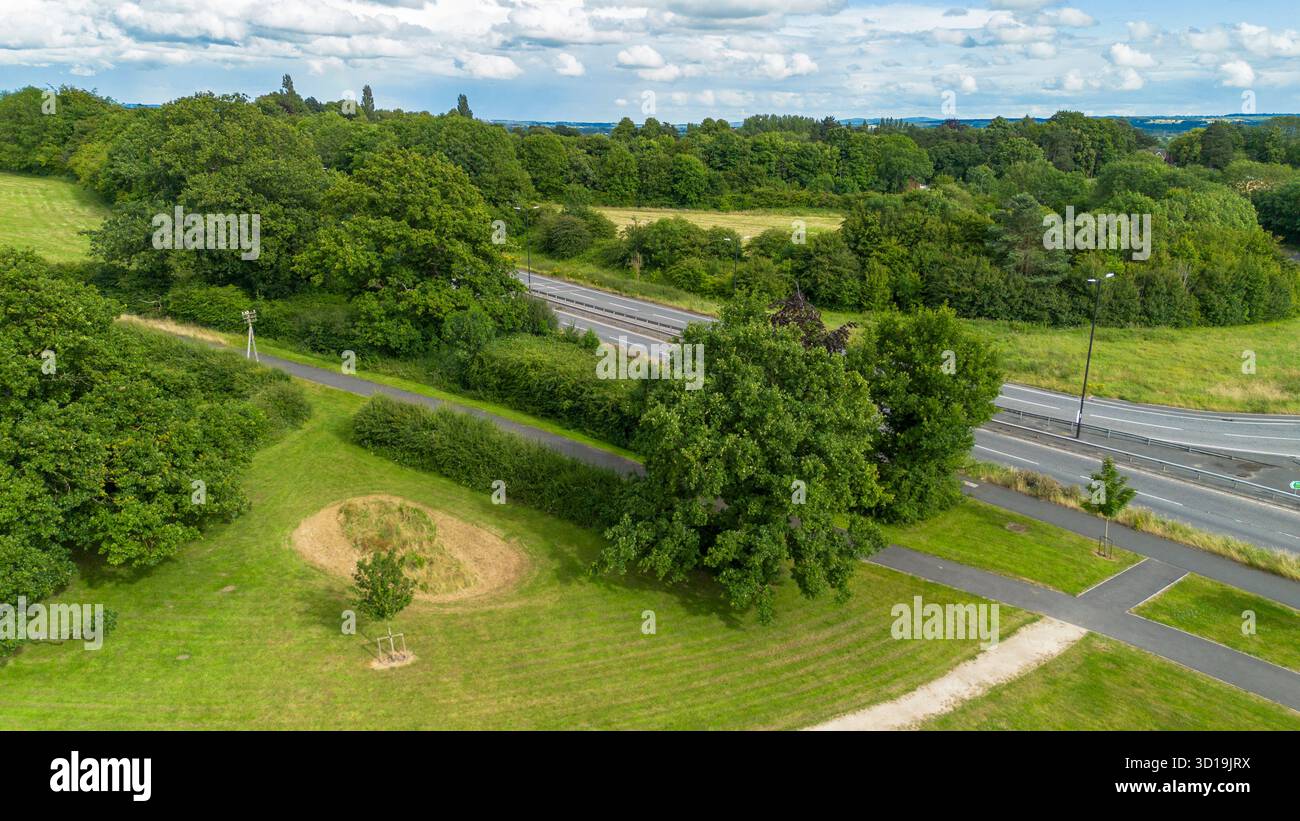 Photo aérienne par drone d'un espace vert et d'une route au bord de Cotchett Village, Mickleover, Derby, South Derbyshire. Banque D'Images