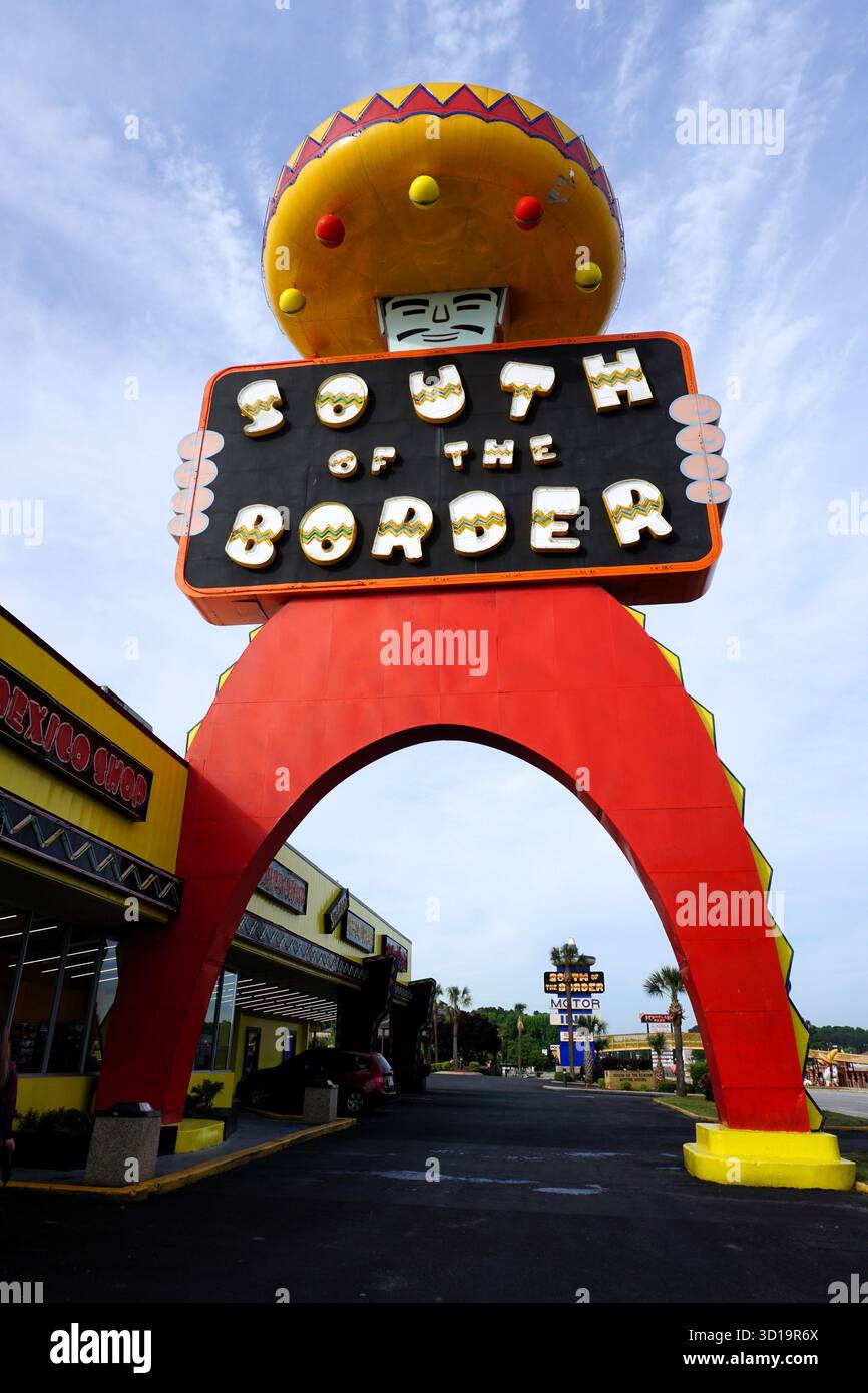 Image verticale de Pedro, la mascotte du sud de la frontière, une attraction en bord de route à Hamer, Caroline du Sud, tenant un panneau de bienvenue saluant les voyageurs Banque D'Images