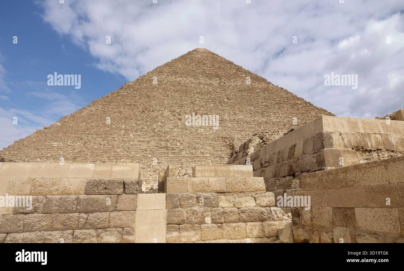 Grande pyramide de Chéops sur le plateau de Gizeh, les Pyramides de Gizeh, Le Caire, Egypte Banque D'Images