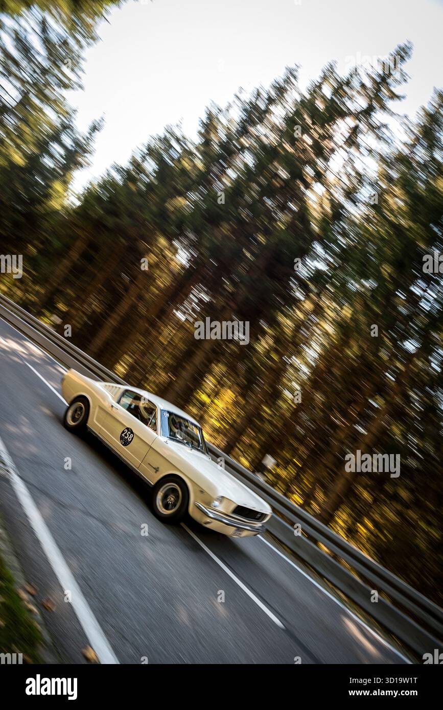 Ford Mustang à Classic car Race Jochpass Revival à Bad Hindelang, Bavière, Allemagne Banque D'Images
