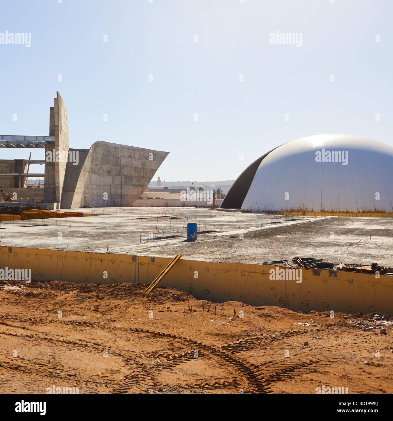 Le bâtiment de la Cité des Arts et de la culture à Essaouira, au Maroc, conçu à titre posthume par Oscar Niemeyer et actuellement en construction. Banque D'Images