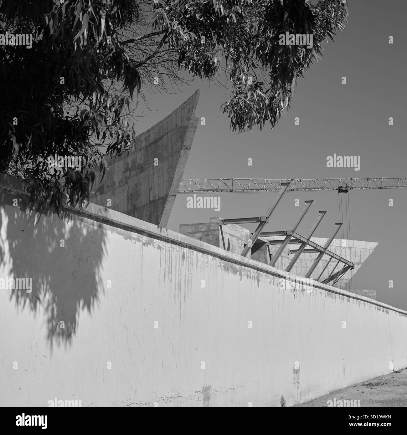 Le bâtiment de la Cité des Arts et de la culture à Essaouira, au Maroc, conçu à titre posthume par Oscar Niemeyer et actuellement en construction. Banque D'Images