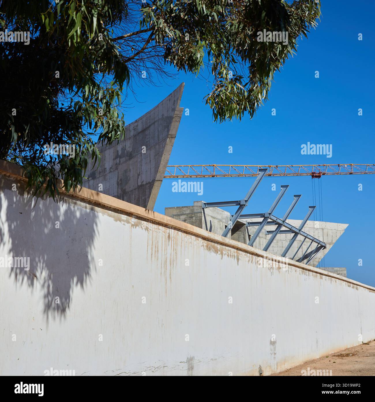 Le bâtiment de la Cité des Arts et de la culture à Essaouira, au Maroc, conçu à titre posthume par Oscar Niemeyer et actuellement en construction. Banque D'Images