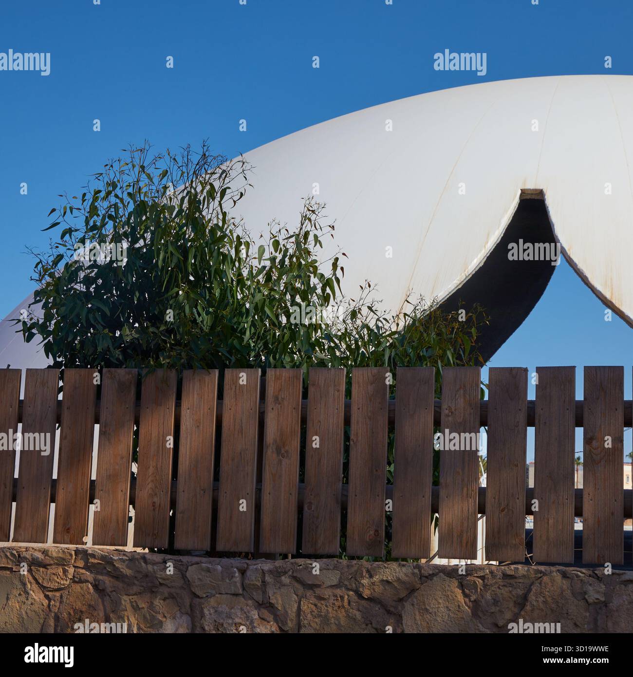 Le bâtiment de la Cité des Arts et de la culture à Essaouira, au Maroc, conçu à titre posthume par Oscar Niemeyer et actuellement en construction. Banque D'Images
