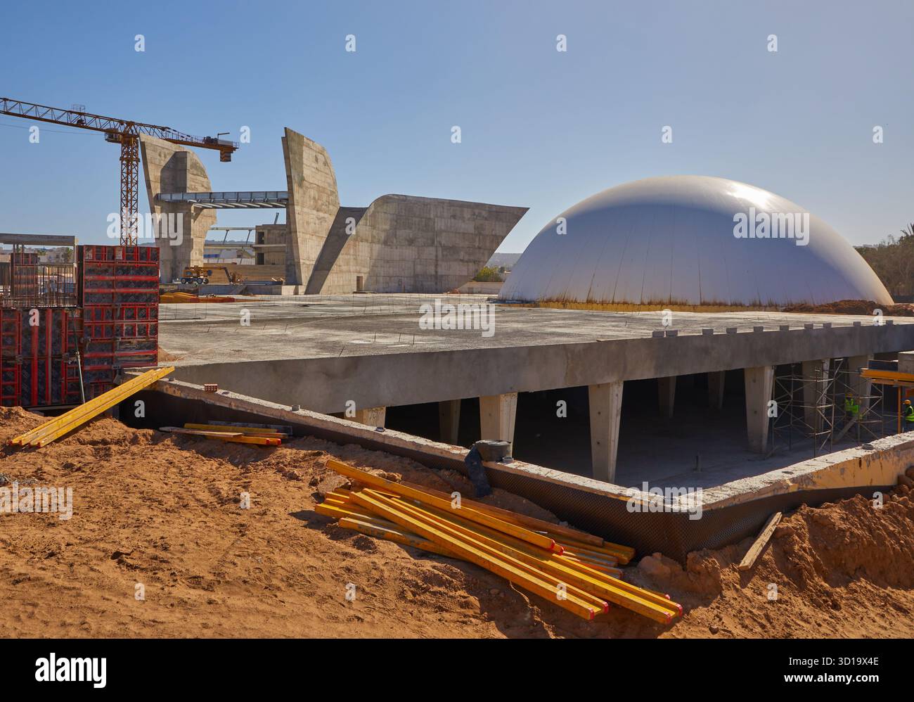 Le bâtiment de la Cité des Arts et de la culture à Essaouira, au Maroc, conçu à titre posthume par Oscar Niemeyer et actuellement en construction. Banque D'Images
