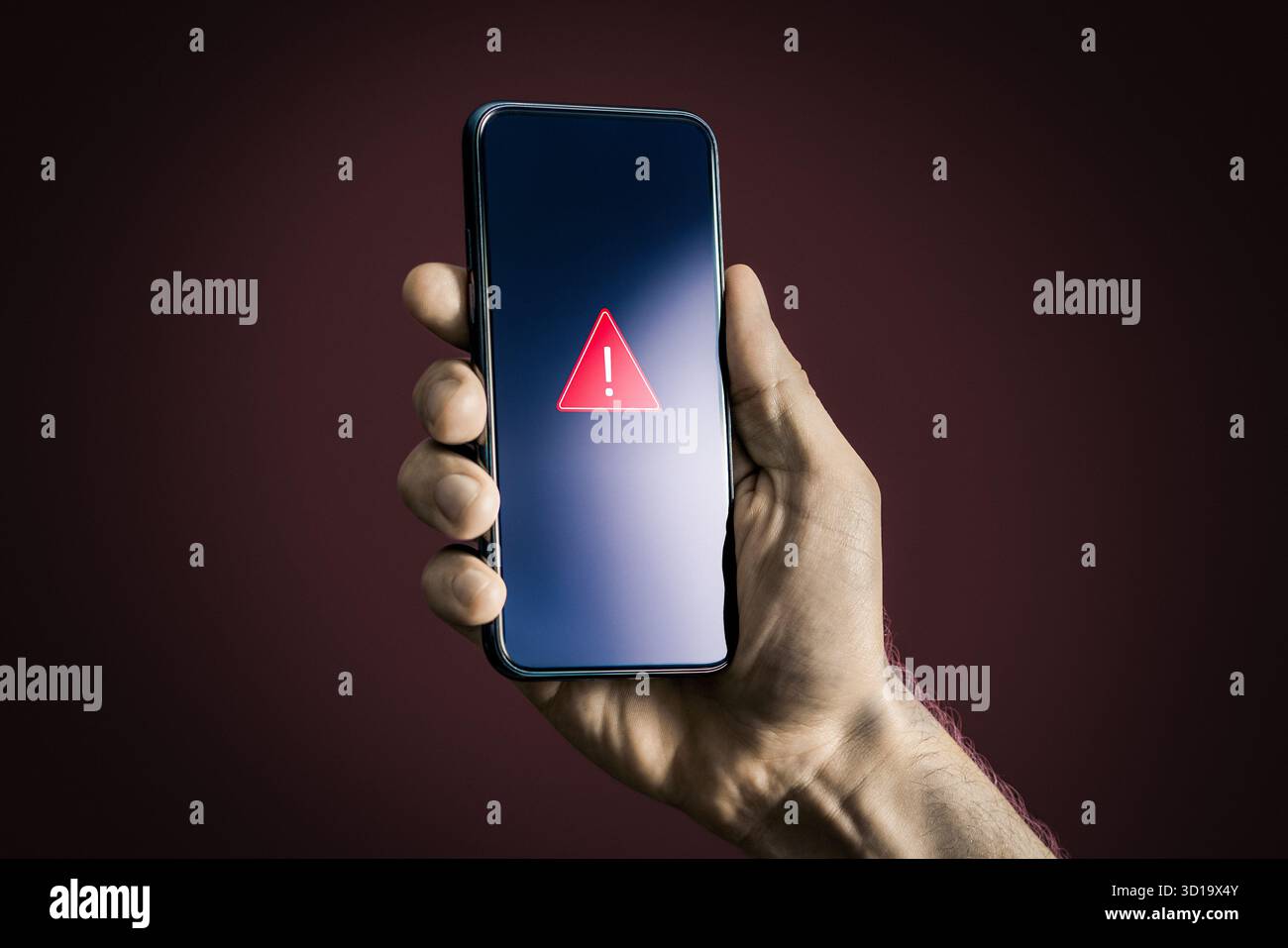 Erreur ou attention du téléphone. Arnaque, fraude ou problème de plantage de connexion. Avertissement dans l'application. Signal wi-fi incorrect, surchauffe de la batterie ou bogue système. Banque D'Images