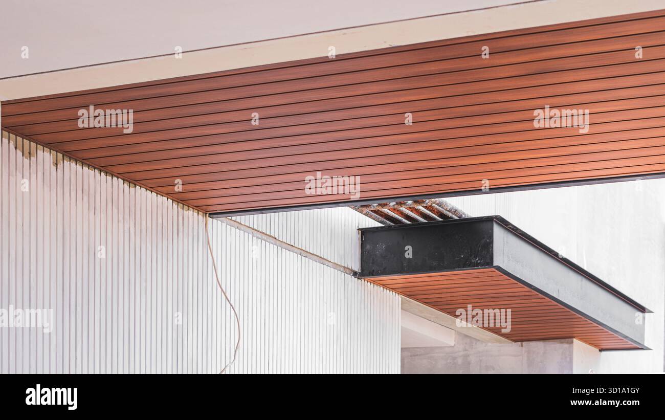 Application du matériau Duma PVC pour plafond de terrasse de maison, soulignant la beauté extérieure avec un look moderne et un design résistant aux intempéries. Banque D'Images