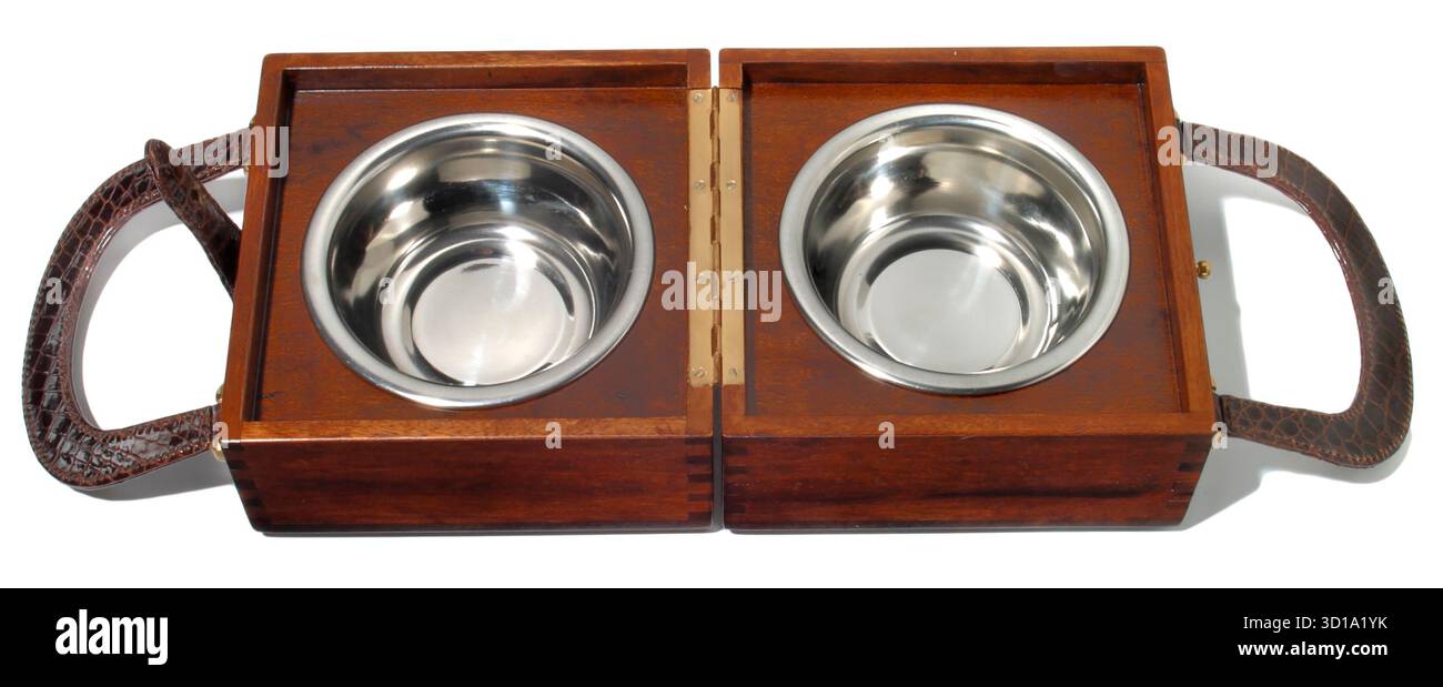 bols de voyage sur fond blanc Banque D'Images