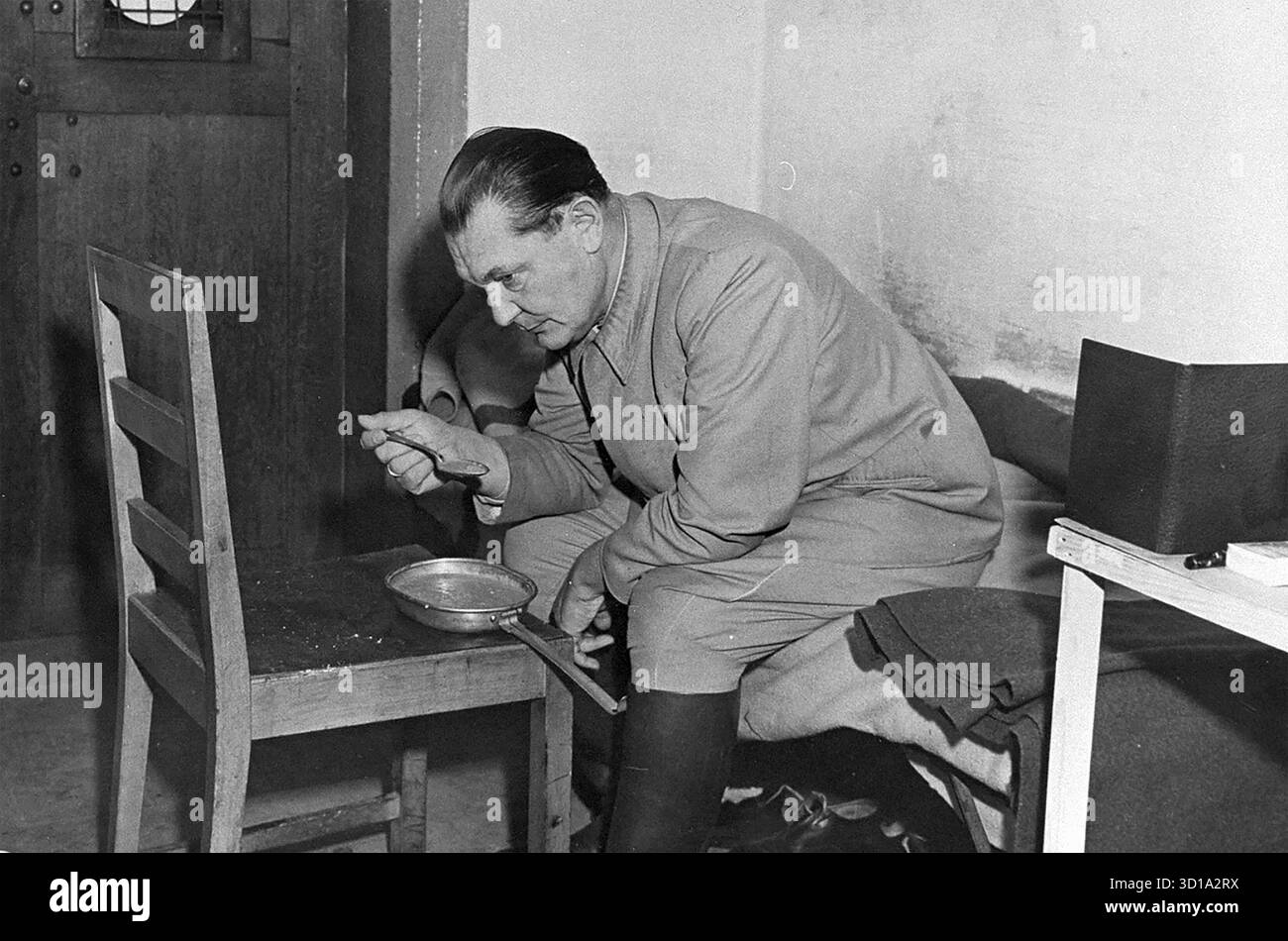 HERMAN GÖERING (1893-1946) chef militaire nazi dans sa cellule lors des procès de Nuremberg en 1946 Banque D'Images