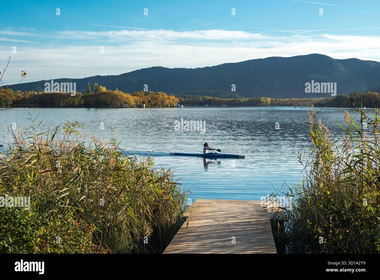 HOMME EN KAYAK PASSANT JETÉE EN BOIS LAC DE BANYOLES PLA DE L’ESTANY GIRONA PROVINCE CATALOGNE ESPAGNE Banque D'Images