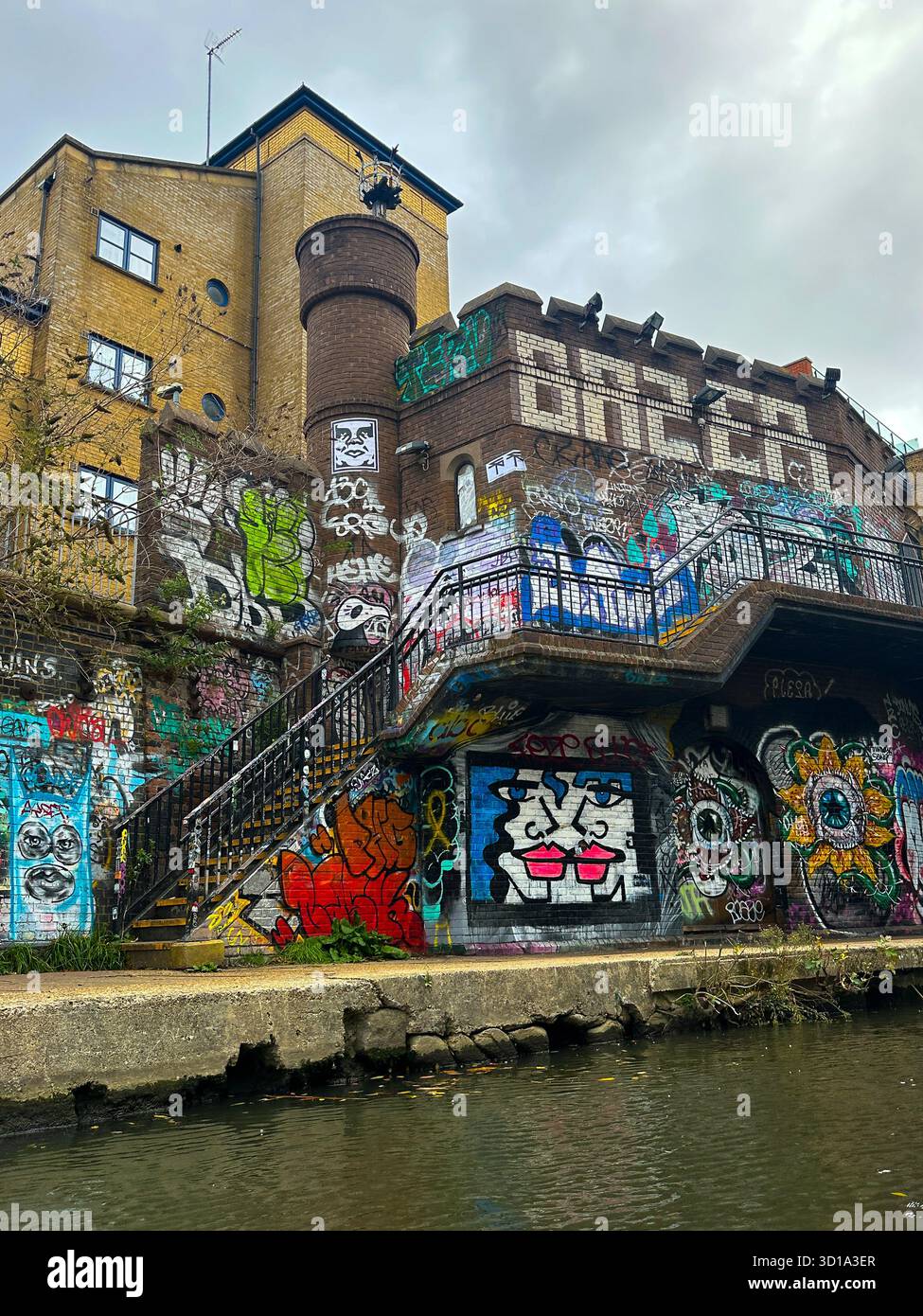Vue sur le Street Art coloré et les graffitis à Camden, Londres sur de vieux bâtiments victoriens, vue depuis Regent's canal avec canal et canal Bank Banque D'Images
