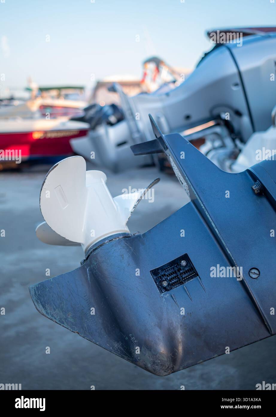 Les moteurs hors-bord à la poupe du bateau en cale sèche, l'hélice du bateau en aluminium, se concentrent sur la béquille blanche située à la poupe du bateau. Banque D'Images