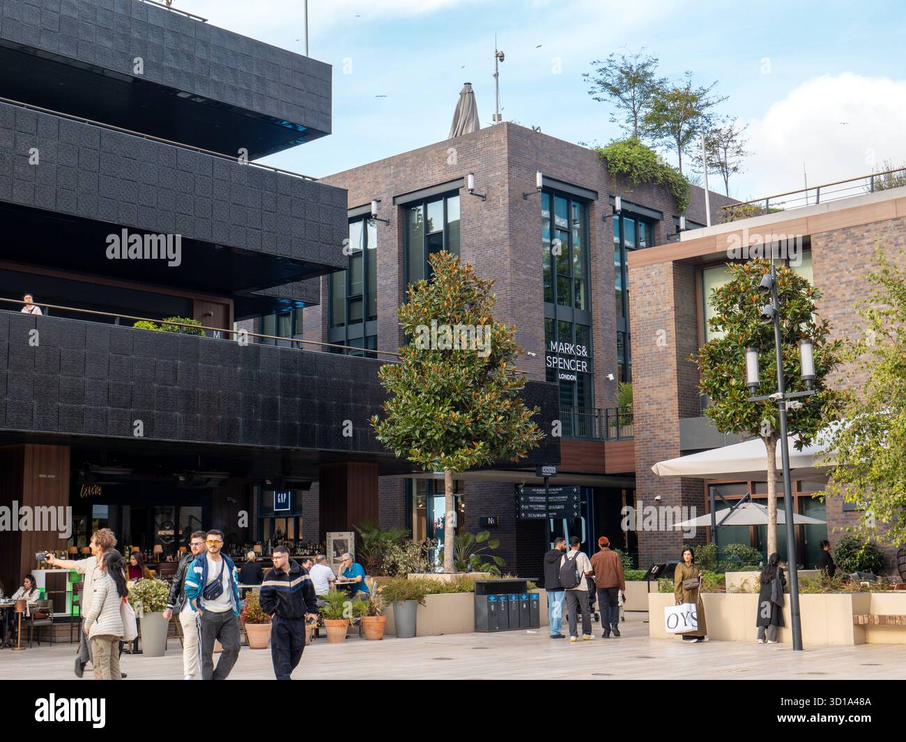 Istanbul, Turquie - 2 octobre 2025 : L'intérieur du centre commercial Galataport, les gens font des achats de marques de renommée mondiale. Banque D'Images