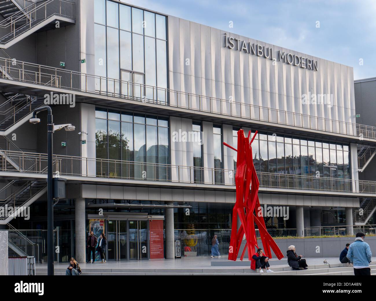 Istanbul, Turquie - 2 octobre 2025 : une vue lointaine du Musée d'Art moderne d'Istanbul, un endroit populaire pour les amateurs d'art. Banque D'Images