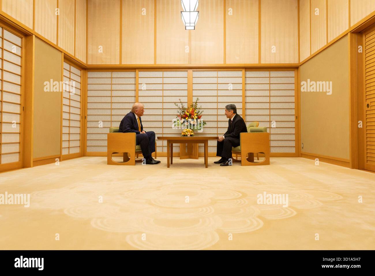 Tokyo, Japon. 27 octobre 2025. Le président américain Donald Trump rencontre l’empereur Naruhito du Japon au Palais impérial de Tokyo, le lundi 27 octobre 2025. Photo via la Maison Blanche/UPI crédit : UPI/Alamy Live News Banque D'Images