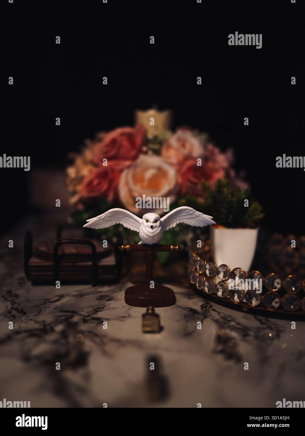 Wings of Calm – figurine White Owl Still Life sur la table en marbre Banque D'Images