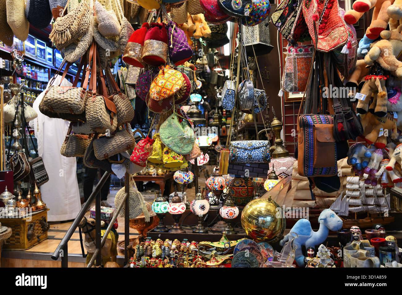 Muscat. Oman - 01 avril 2025 : le souk de Muttrah est l'un des marchés traditionnels les plus célèbres d'Oman, offrant un mélange unique d'authenticité et de variété en t Banque D'Images