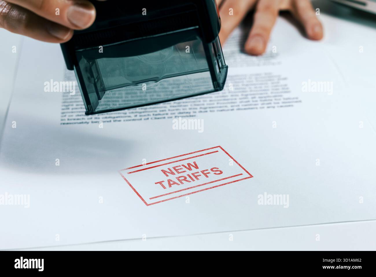 Document estampillé de nouveaux tarifs - concept de réglementation des affaires et du commerce Banque D'Images