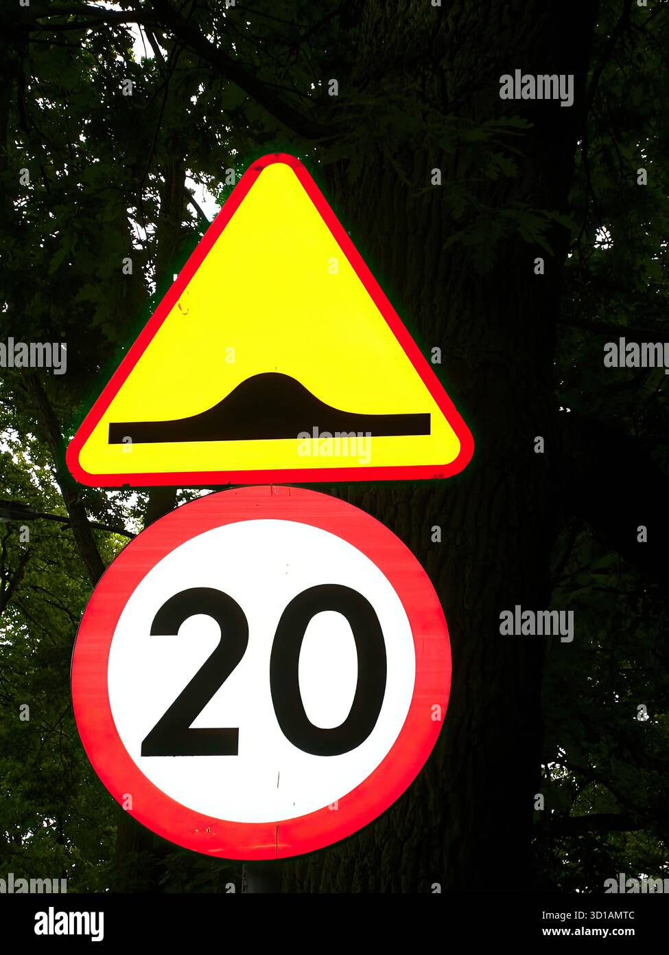 Signalisation routière et routière. Panneaux réglementaires : ces panneaux dictent les règles de circulation et sont souvent noirs, blancs et rouges, bien que les couleurs puissent varier. Exemples : arrêt, rendement, limite de vitesse et ne pas entrer. Panneaux d'avertissement : ces panneaux avertissent les conducteurs des dangers potentiels et des conditions à venir. Les exemples incluent des panneaux pour les routes sinueuses, les passages à cerfs et les passages pour piétons. Ces signes sont souvent jaunes ou fluorescents jaune/vert. Panneaux de guidage et d'information : ces panneaux fournissent des indications directionnelles ou des informations générales. Des exemples incluent les panneaux directionnels avec des flèches et les panneaux pour les services. Banque D'Images
