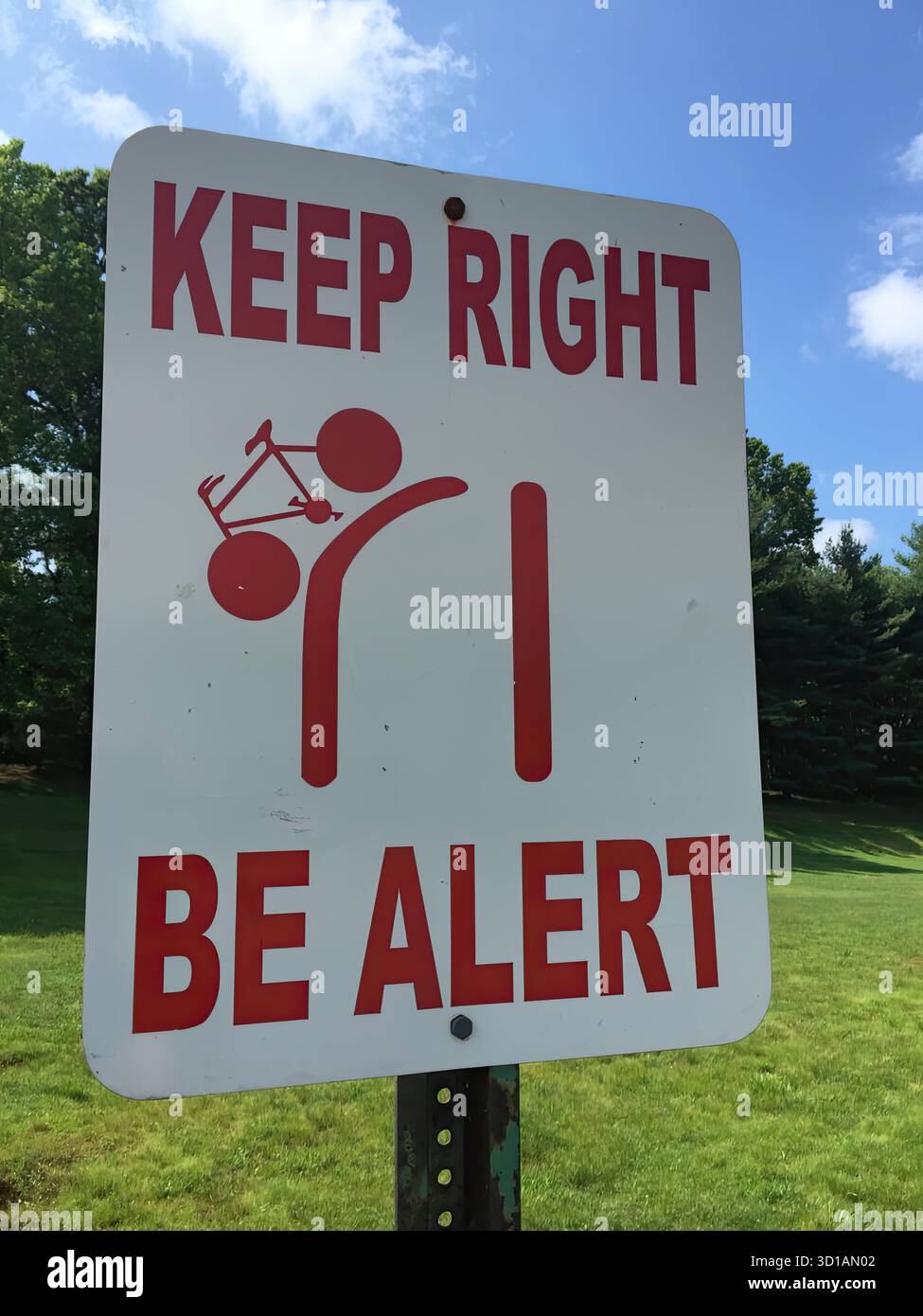 Signalisation routière et routière. Panneaux réglementaires : ces panneaux dictent les règles de circulation et sont souvent noirs, blancs et rouges, bien que les couleurs puissent varier. Exemples : arrêt, rendement, limite de vitesse et ne pas entrer. Panneaux d'avertissement : ces panneaux avertissent les conducteurs des dangers potentiels et des conditions à venir. Les exemples incluent des panneaux pour les routes sinueuses, les passages à cerfs et les passages pour piétons. Ces signes sont souvent jaunes ou fluorescents jaune/vert. Panneaux de guidage et d'information : ces panneaux fournissent des indications directionnelles ou des informations générales. Des exemples incluent les panneaux directionnels avec des flèches et les panneaux pour les services. Banque D'Images