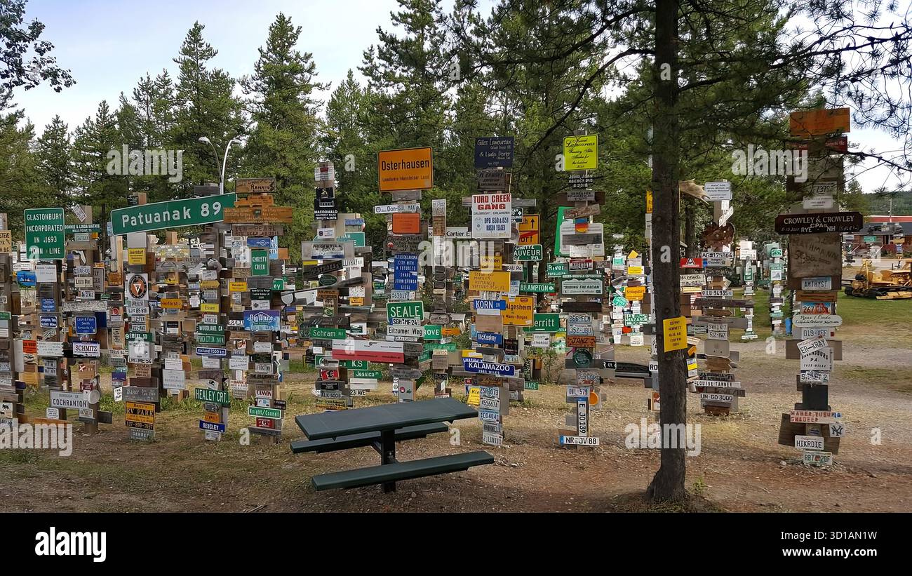 Signalisation routière et routière. Panneaux réglementaires : ces panneaux dictent les règles de circulation et sont souvent noirs, blancs et rouges, bien que les couleurs puissent varier. Exemples : arrêt, rendement, limite de vitesse et ne pas entrer. Panneaux d'avertissement : ces panneaux avertissent les conducteurs des dangers potentiels et des conditions à venir. Les exemples incluent des panneaux pour les routes sinueuses, les passages à cerfs et les passages pour piétons. Ces signes sont souvent jaunes ou fluorescents jaune/vert. Panneaux de guidage et d'information : ces panneaux fournissent des indications directionnelles ou des informations générales. Des exemples incluent les panneaux directionnels avec des flèches et les panneaux pour les services. Banque D'Images