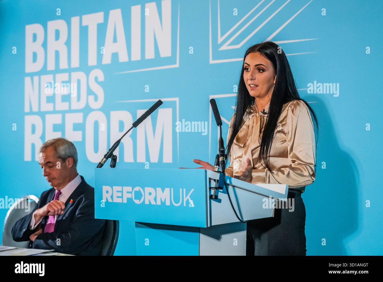 Londres, Royaume-Uni. 27 octobre 2025. Nigel Farage, députée et victime de gangs de grooming, de Barrow, Ellie-Ann Reynolds (qui a quitté l'enquête) ont dirigé (tous deux sur la photo) une conférence de presse du Parti réformiste sur une alternative à l'enquête de gangs de grooming à Westminster. Crédit : Guy Bell/Alamy Live News Banque D'Images