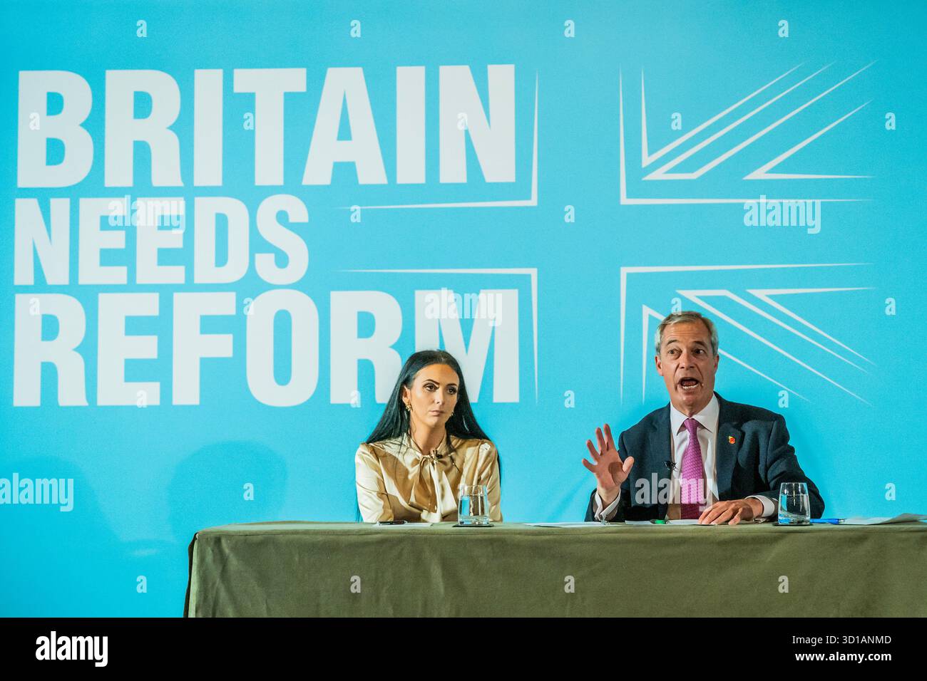Londres, Royaume-Uni. 27 octobre 2025. Nigel Farage, députée et victime de gangs de grooming, de Barrow, Ellie-Ann Reynolds (qui a quitté l'enquête) ont dirigé (tous deux sur la photo) une conférence de presse du Parti réformiste sur une alternative à l'enquête de gangs de grooming à Westminster. Crédit : Guy Bell/Alamy Live News Banque D'Images