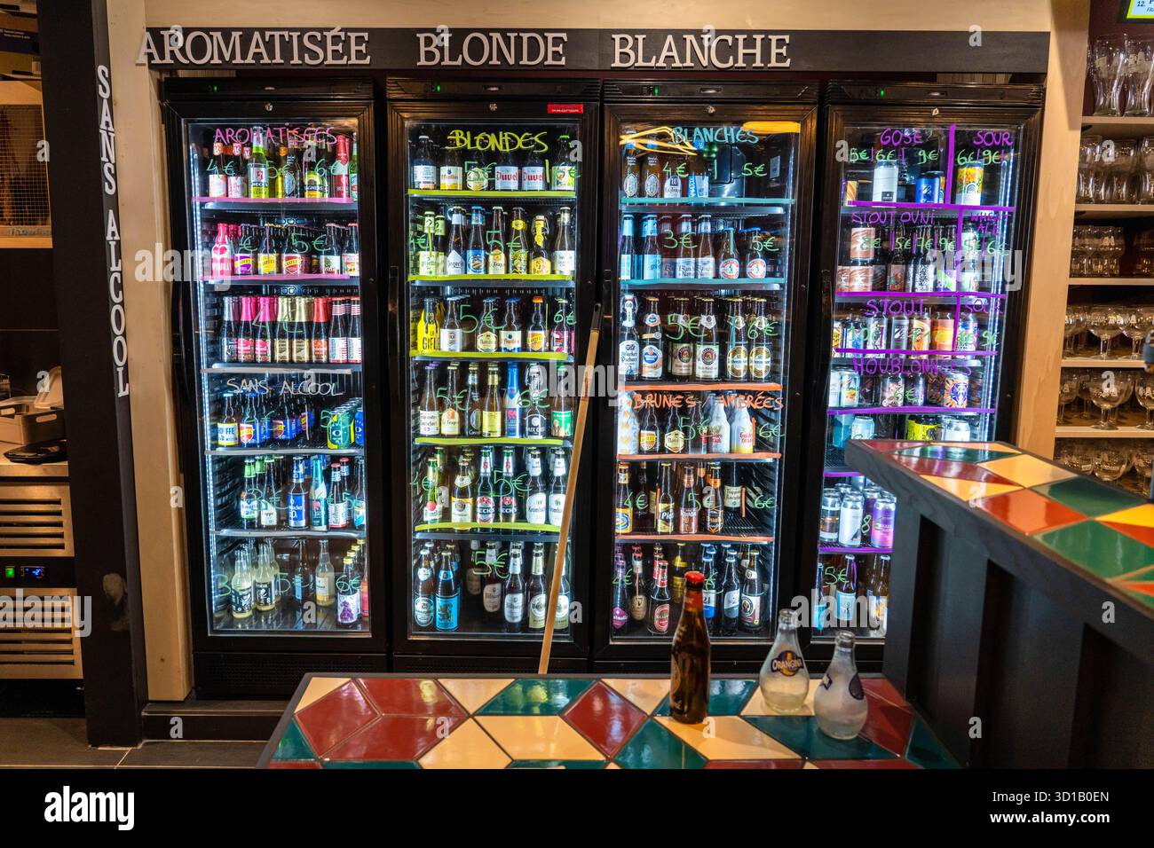 Marseille France - août 26 2025 : un frigo à bière dans un magasin de bouteilles à Marseille France avec un assortiment de différentes bières exposées Banque D'Images