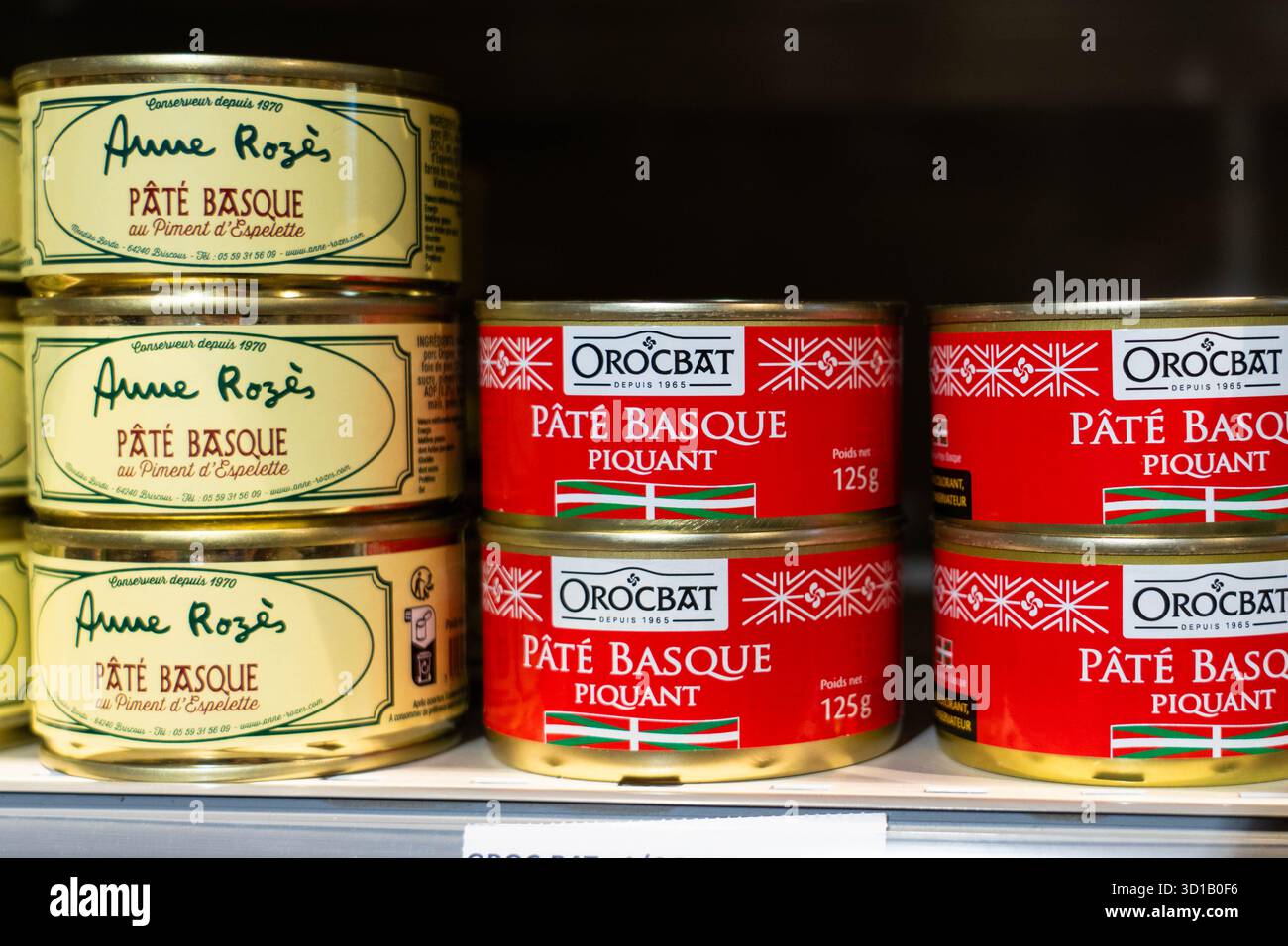 Bidart France - 19 août 2025 : viande de pâté du pays Basque à vendre dans un supermarché avec Un drapeau sur la canette à Bidart France Banque D'Images