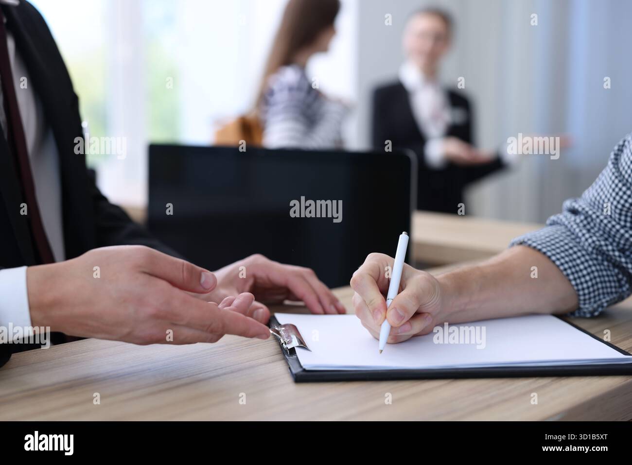 Réceptionniste travaillant avec les clients à la réception de l'hôtel, gros plan Banque D'Images