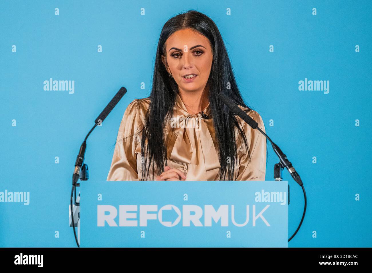 Londres, Royaume-Uni. 27 octobre 2025. Nigel Farage, députée et victime d'un gang de toilettage, de Barrow, Ellie-Ann Reynolds (photo - qui a quitté l'enquête) a dirigé une conférence de presse du Parti réformiste sur une alternative à l'enquête sur les gangs de toilettage à Westminster. Crédit : Guy Bell/Alamy Live News Banque D'Images