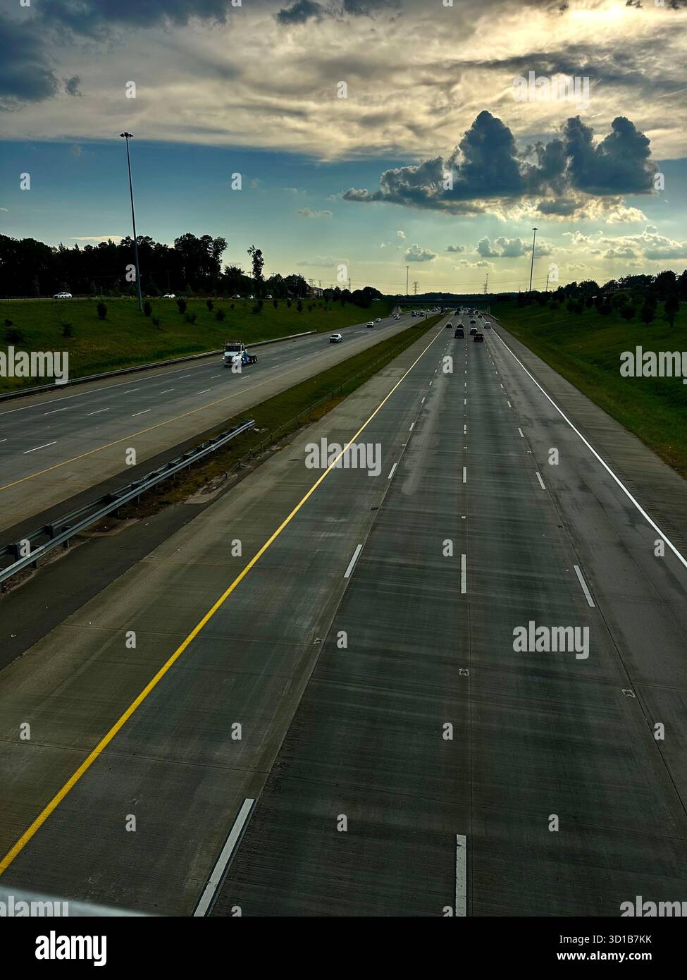 Autoroute vide s'étendant au loin sous un ciel nuageux dramatique. Vue panoramique sur la route aux États-Unis - Image de stock capturée avec un smartphone