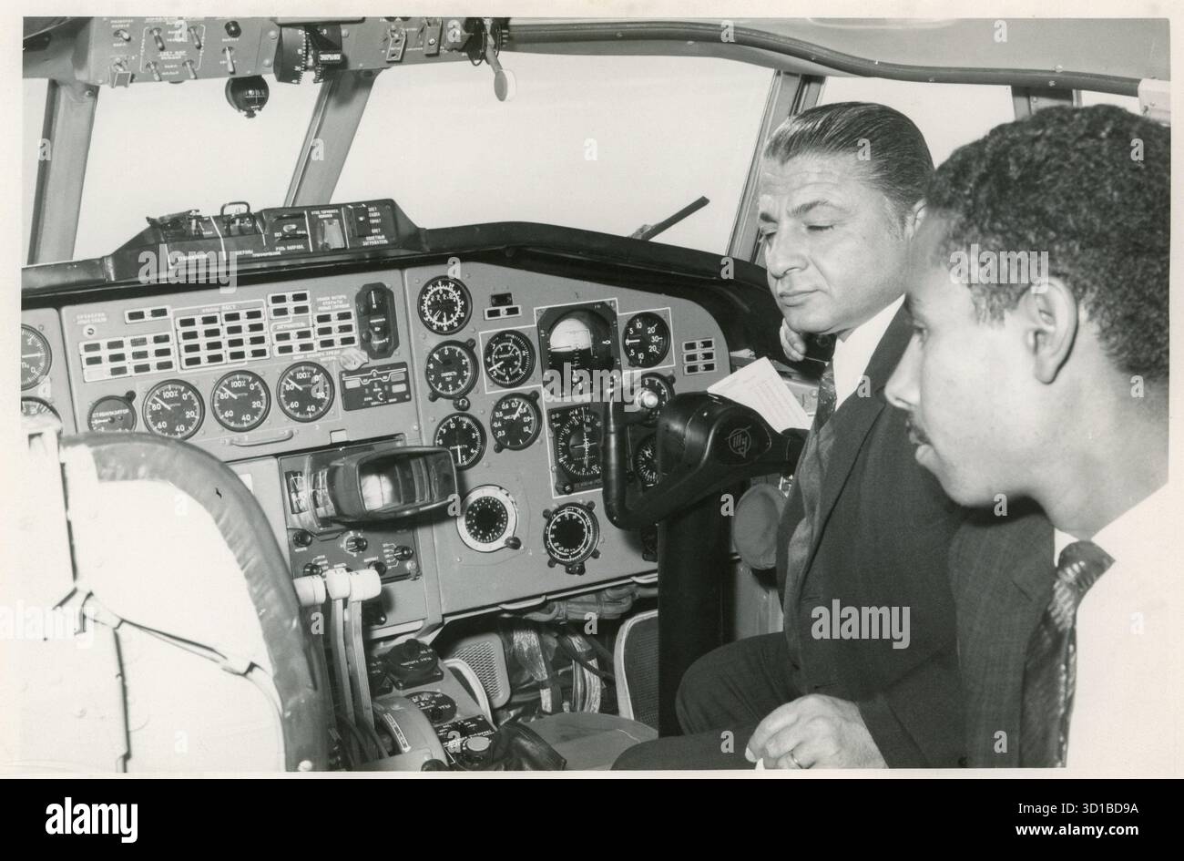 1973 - 1974 : capitaine d'EgyptAir Mostafa ElNahas et copilote dans le cockpit de su-AXB 'Nefertiti', le seul Tupolev tu-154 de la compagnie. L'avion s'écrasera plus tard en 1974 près de l'aéroport international du Caire en raison d'une erreur de décrochage. Banque D'Images