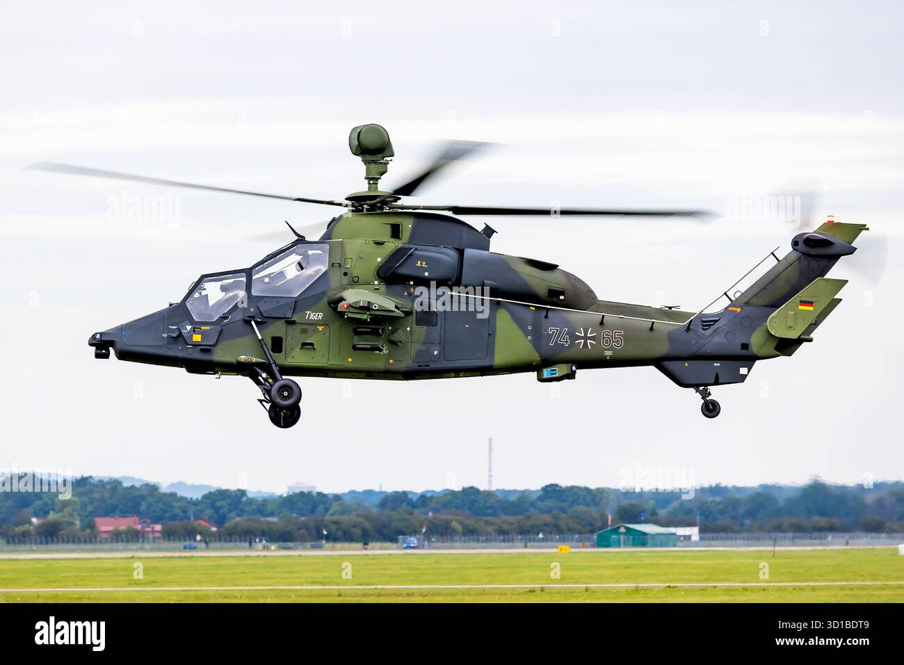 Ostrava, République tchèque - 18 septembre 2025 : Airbus Helicopters de l'armée allemande hélicoptère d'attaque Eurocopter Tiger. Exploitation en vol. Aviation militaire. Banque D'Images
