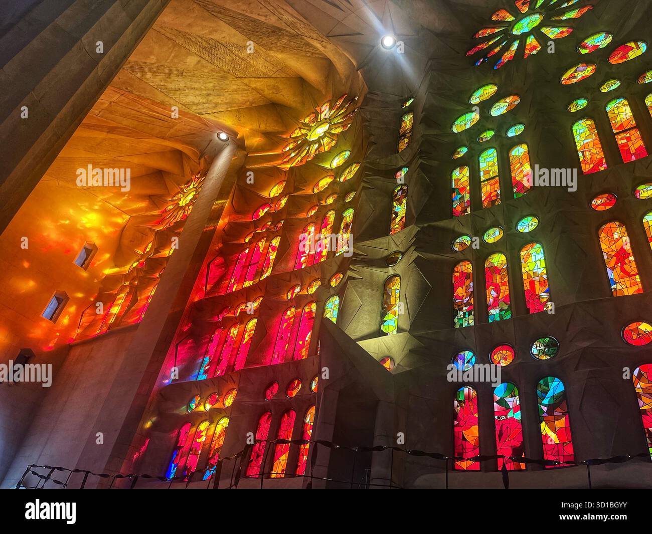 Vitraux colorés à l'intérieur de la basilique de la Sagrada Família à Barcelone, en Espagne, illuminés par la lumière du soleil. Banque D'Images