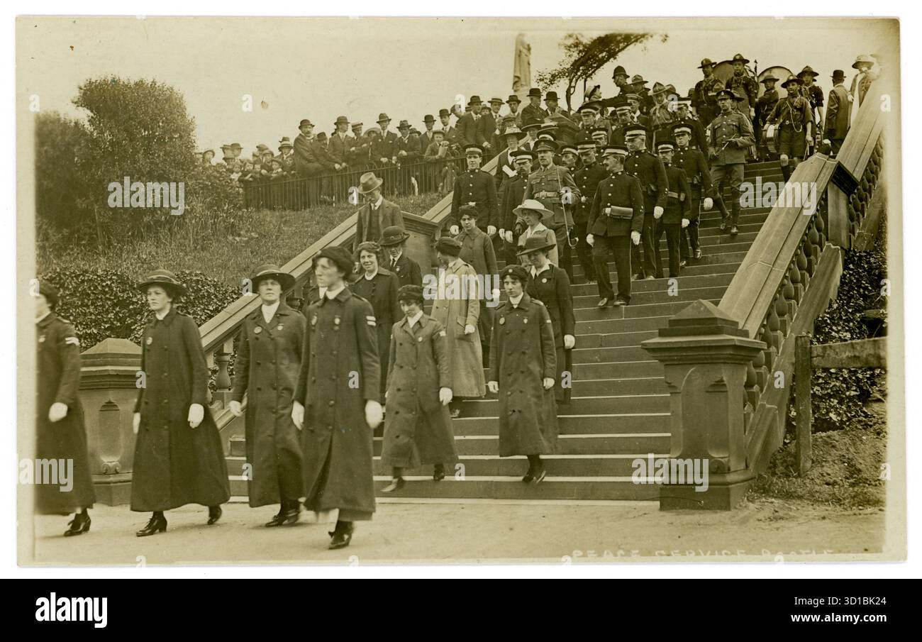 Original WW1 Era Peace Service, avec des travailleuses de guerre assistant en uniforme - Women's Army Auxiliary corps (WAAC) et des chauffeurs de corps de service de l'armée. Les anciens combattants masculins marchent derrière eux en uniforme. La longueur des jupes indique vers 1915 donc peut-être un service pour la paix, plutôt que pour marquer la fin de la guerre. Bootle, Liverpool, Angleterre du Nord-Ouest, Royaume-Uni Banque D'Images