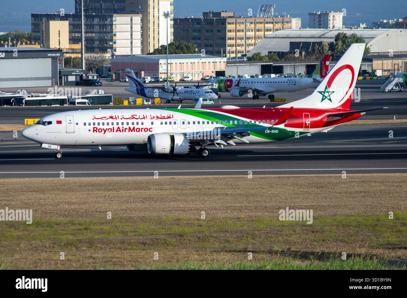 Avión de Línea moderno Boeing 737 8MAX de la aerolínea Royal Air Maroc (RAM), en el aeropuerto de Lisboa, con matrícula CN-RHD Banque D'Images