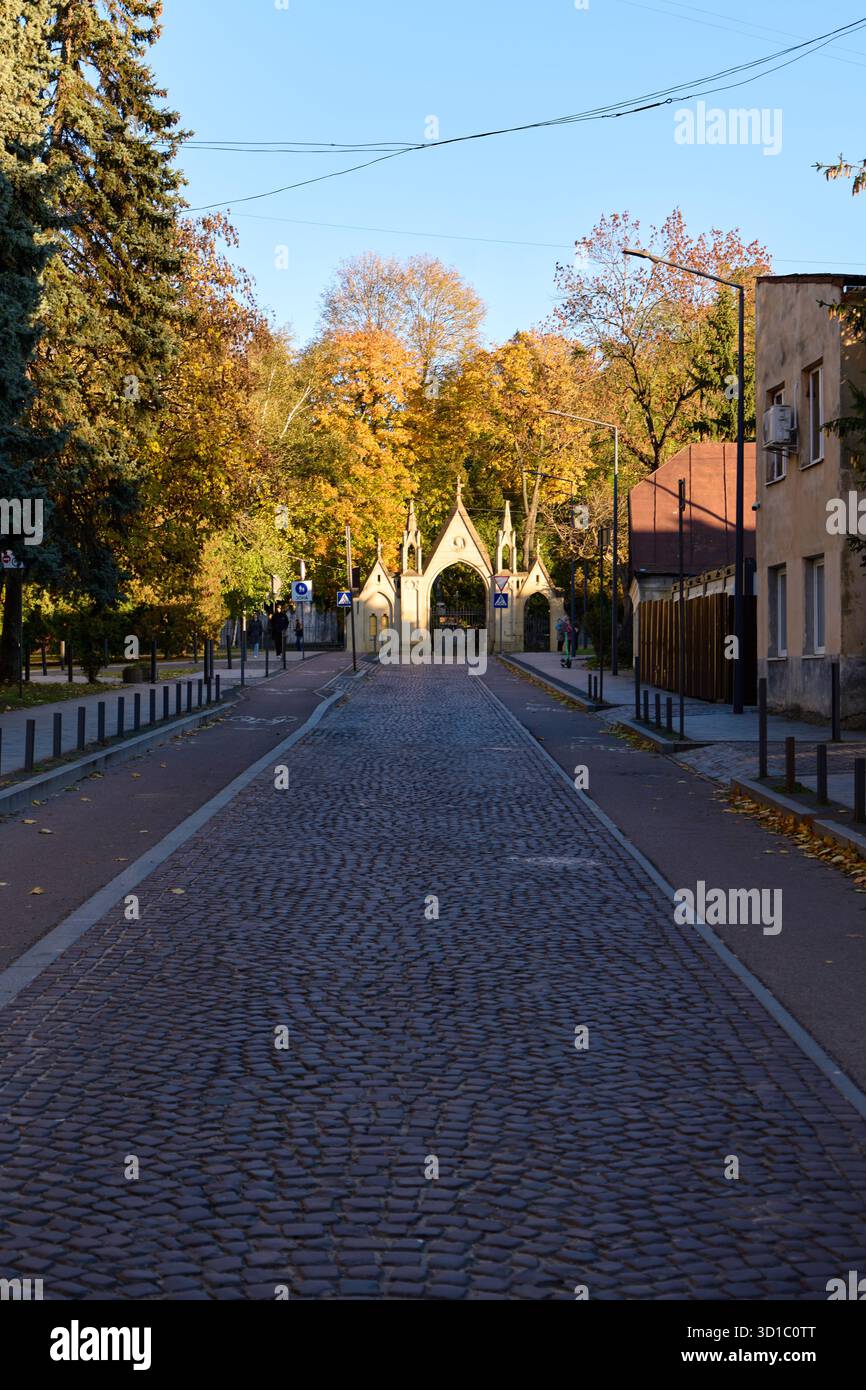 Lviv, Ukraine – 19.10.2025 : vue sur la rue Shimzeriv jusqu’à une porte d’entrée latérale néo-gothique décorative de la célèbre nécropole de Lychakiv Banque D'Images