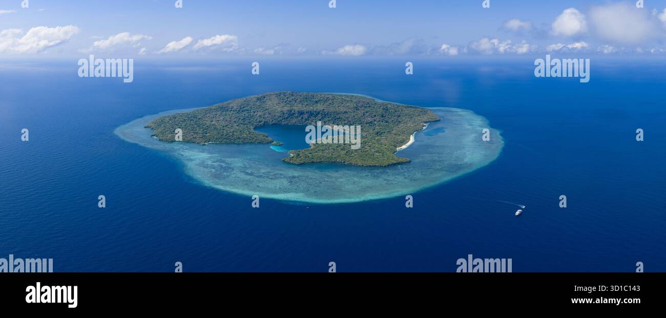 L'île isolée de Pulau Terbang se trouve au milieu de la mer de Banda, en Indonésie. Entourée de récifs coralliens, cette île abrite une grande biodiversité. Banque D'Images