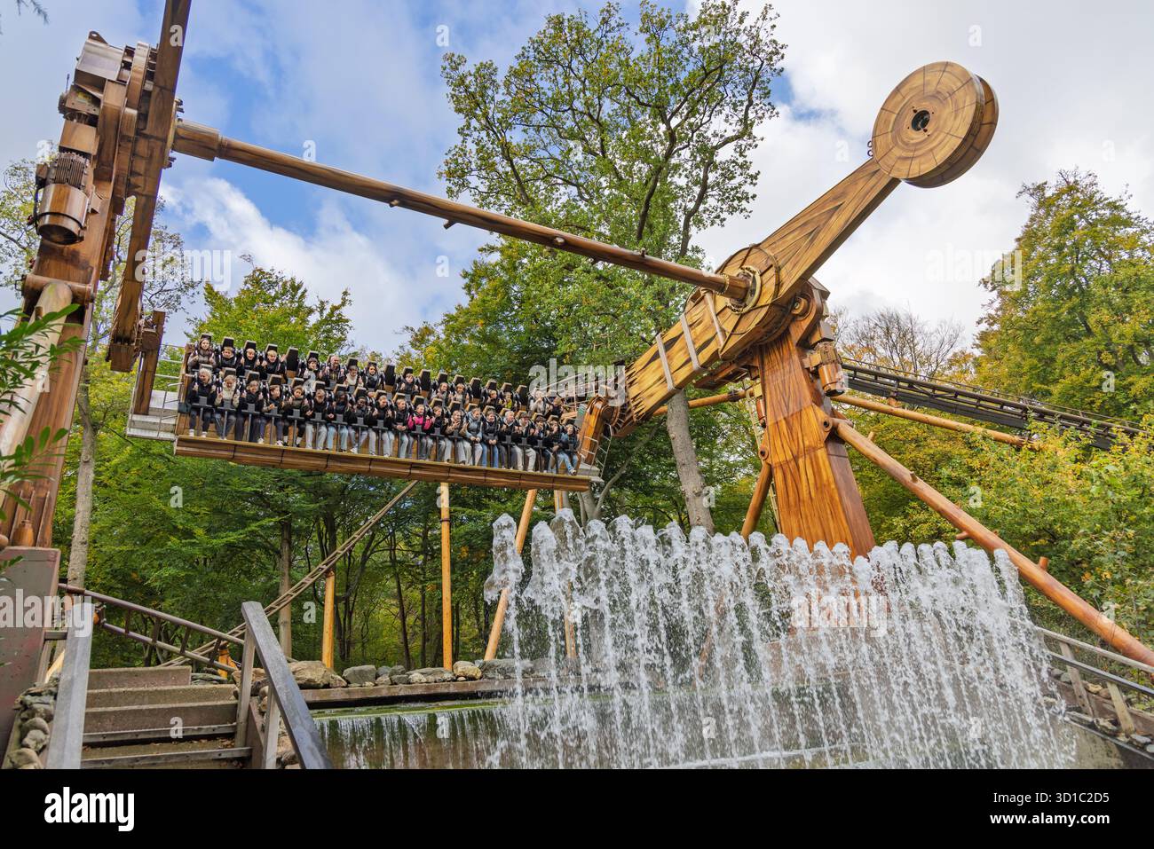 L'énorme balade en bois Waterspin pendule, transportant une charge complète d'invités, balançant au-dessus d'un bassin d'eau à Duinrell. Wassenaar, pays-Bas. 24 octobre Banque D'Images