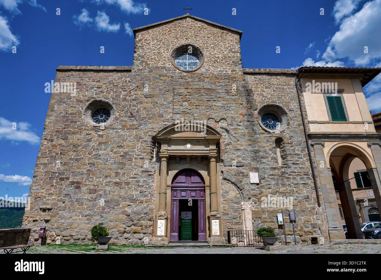 Cortona, Italie- 10 juillet 2025 : la façade de la cathédrale de Cortona Banque D'Images