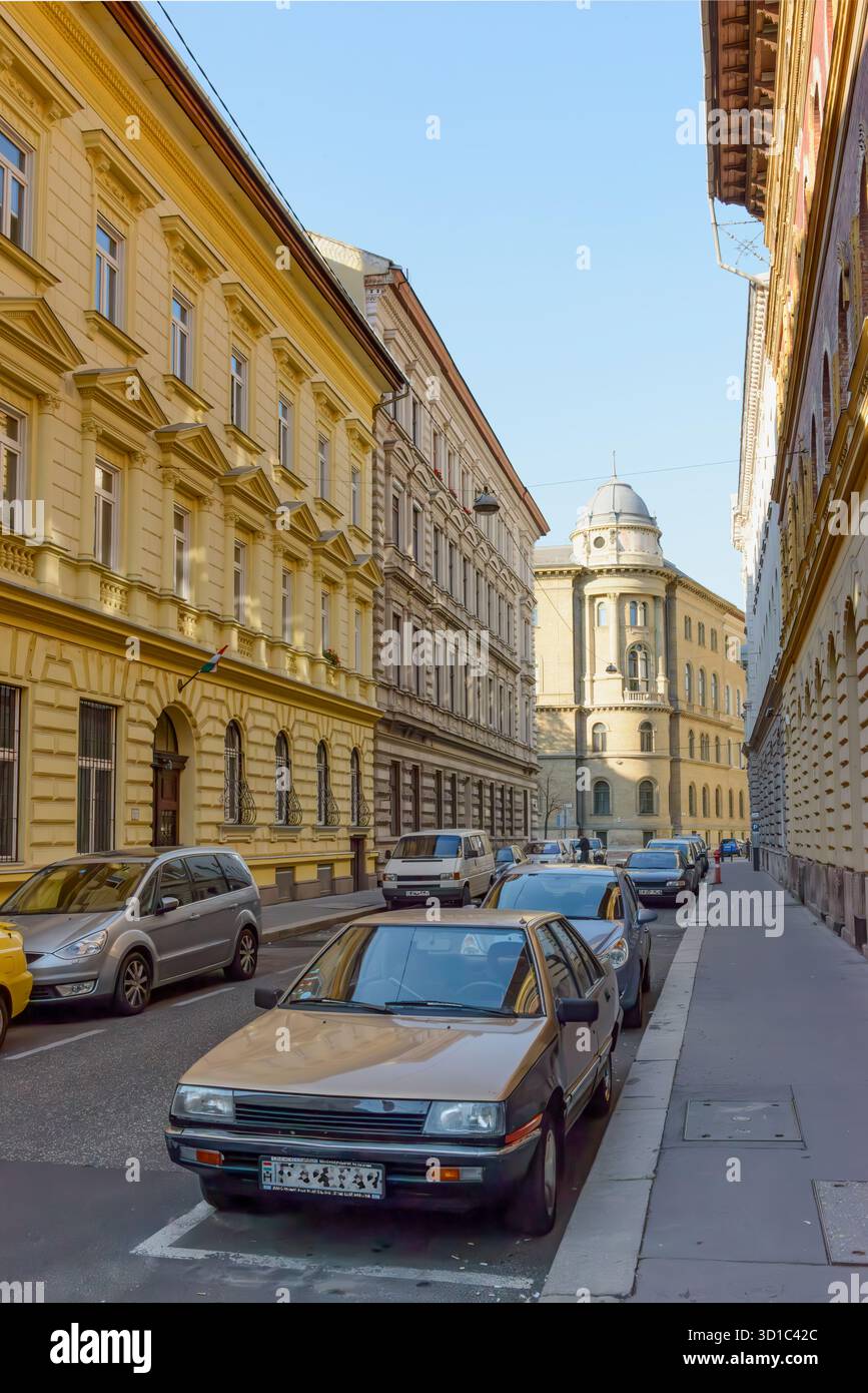 Vue rapprochée de vieux bâtiments le long de la rue Vadász vers le coin des rues Alkotmány et Bihari János, Budapest, Hongrie. Banque D'Images