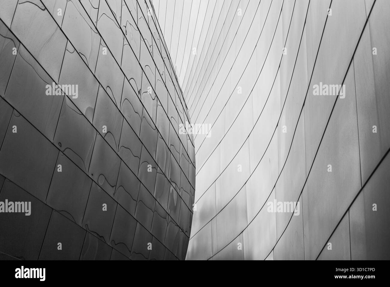 Minimalisme architectural moderne – abstrait noir et blanc de façade métallique courbée avec lumière douce et composition géométrique Banque D'Images