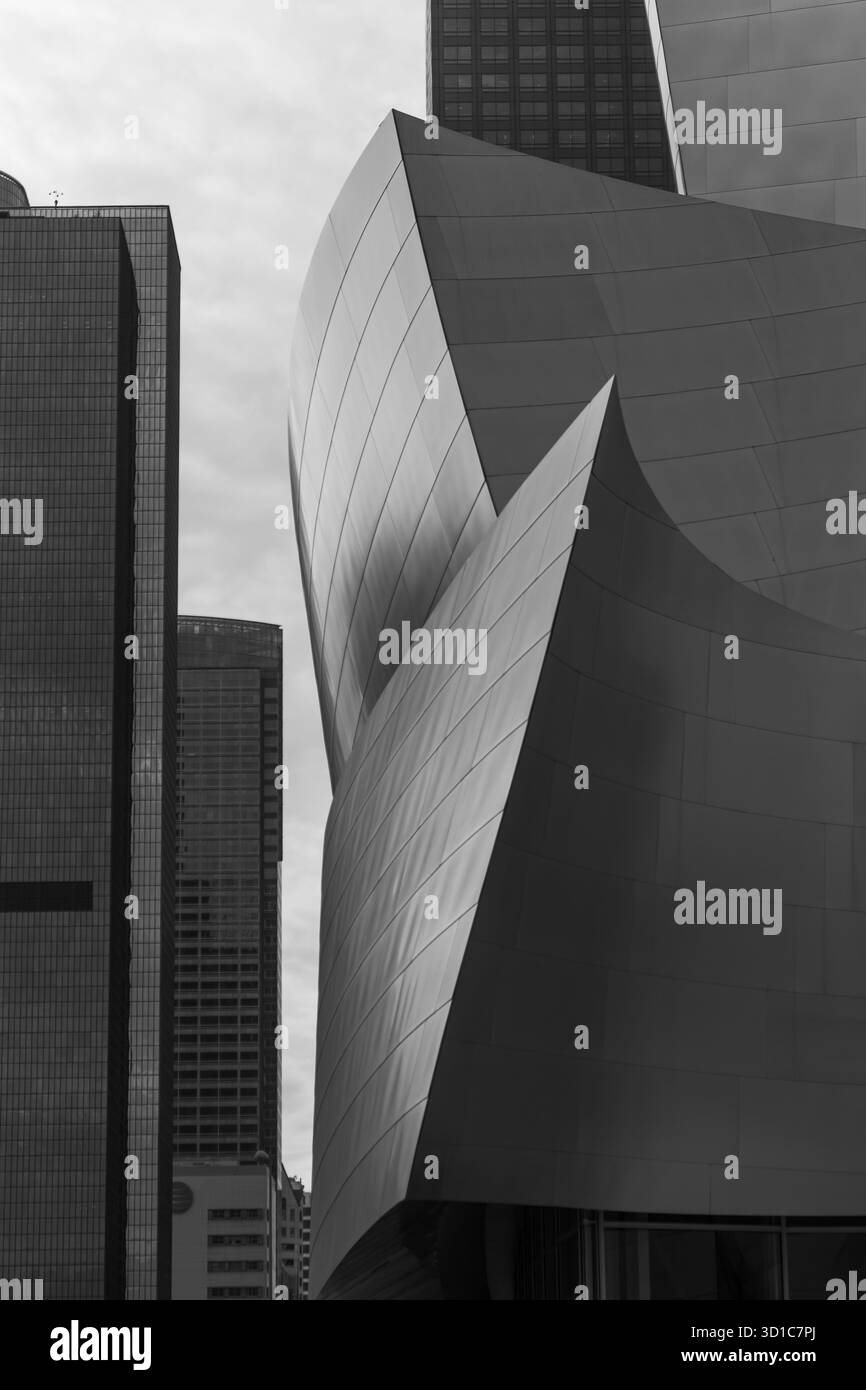 Minimalisme architectural moderne – abstrait noir et blanc de façade métallique courbée avec lumière douce et composition géométrique Banque D'Images