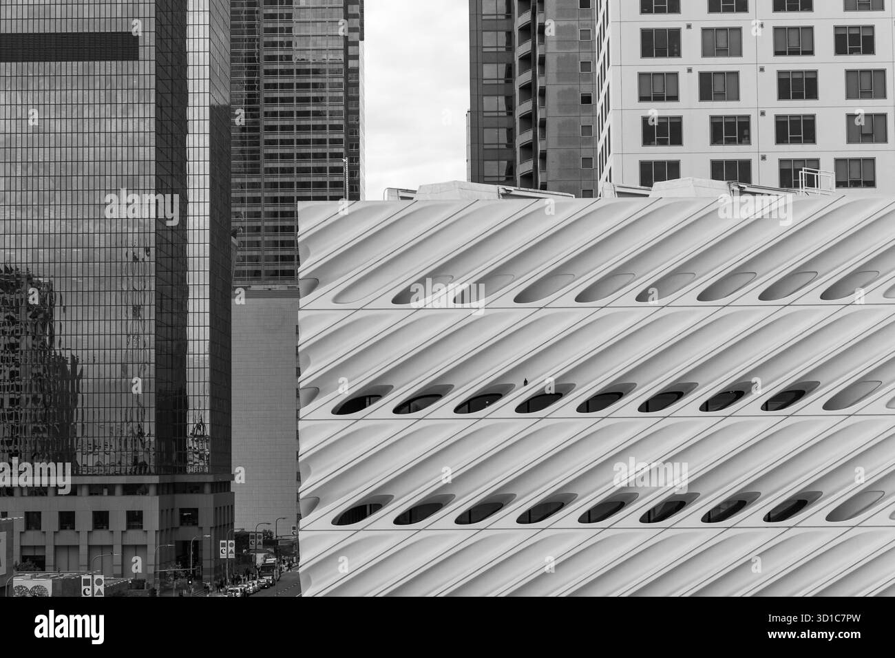 Façade futuriste et géométrie urbaine dans le centre-ville de Los Angeles – photographie architecturale en noir et blanc capturant le design minimaliste, la structure moderne Banque D'Images