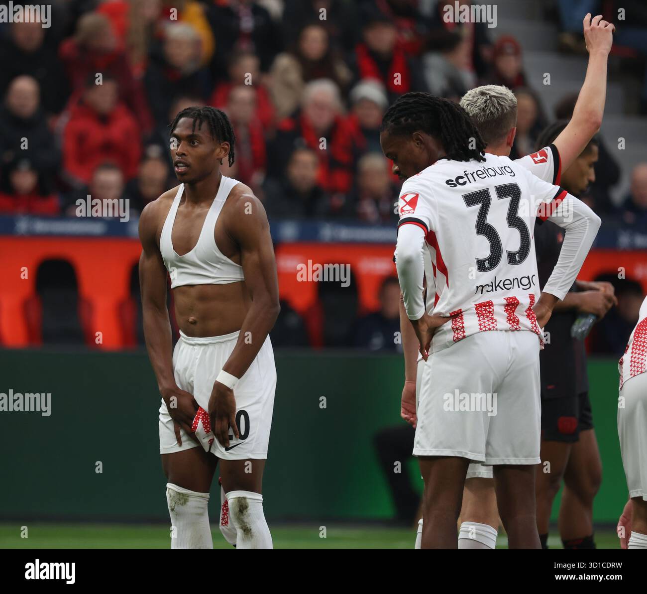 Leverkusen, Deutschland. 26 octobre 2025. Junior Adamu (Freiburg) zieht sein Trikot aus, Leverkusen, Deutschland, 26.10.2025, Fussball Bundesliga, Spieltag, Bayer 04 Leverkusen - SC Freiburg. LA RÉGLEMENTATION DFL INTERDIT TOUTE UTILISATION DE PHOTOGRAPHIES COMME SÉQUENCES D'IMAGES ET/OU QUASI-VIDÉO crédit : Juergen Schwarz/Alamy Live News Banque D'Images