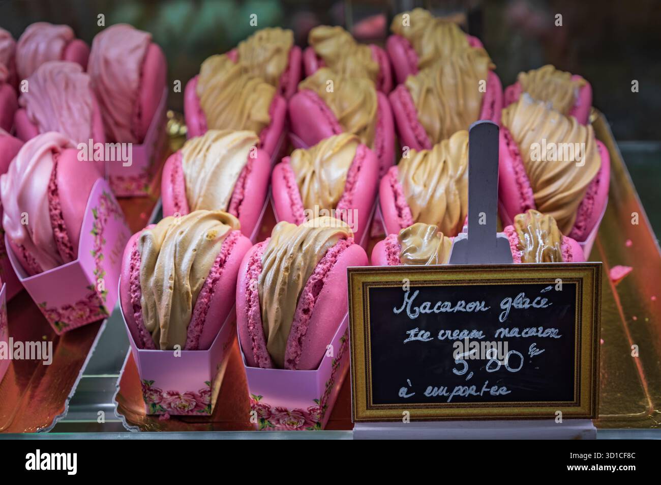 Sandwichs colorés à la crème glacée aux macarons à vendre dans un magasin de crème glacée artisanale dans la vieille ville ou la vieille ville de Nice, Sud de la France Banque D'Images
